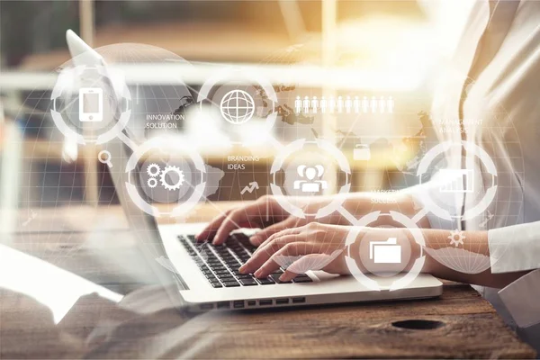 Modern laptop klavye yazarak eller 