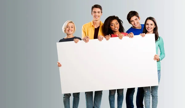 Jovens Felizes Mulheres Segurando Banner Branco — Fotografia de Stock