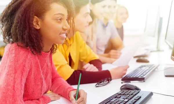 Bilgisayarla eğitim veren genç öğrenciler