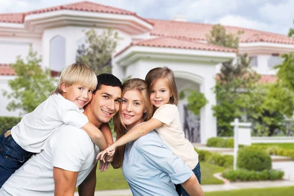 Retrato Familia Feliz Cerca Casa — Foto de Stock