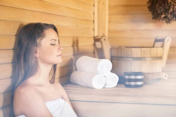 Jeune Belle Femme Détendue Dans Sauna — Photo