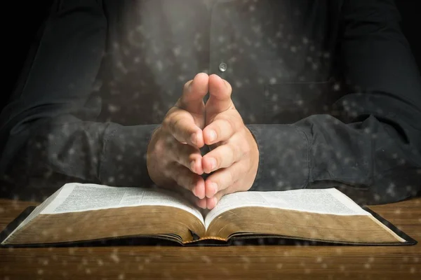 Hombre leyendo la Biblia —  Fotos de Stock