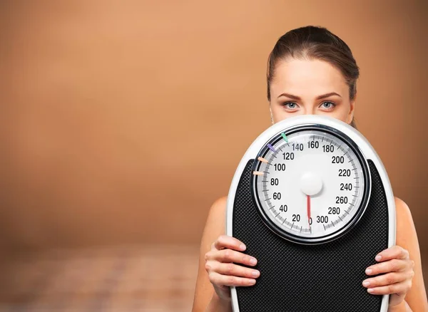 Young Woman Scales Isolated Background — Stock Photo, Image