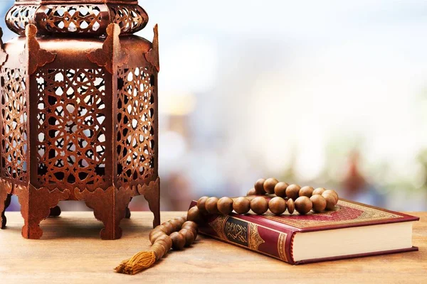 伊斯兰教的书可兰与祈祷珠子 特写镜头 — 图库照片