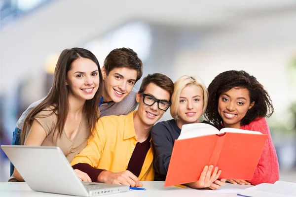 Jóvenes Estudiantes Estudiando Con Laptop Libros — Foto de Stock