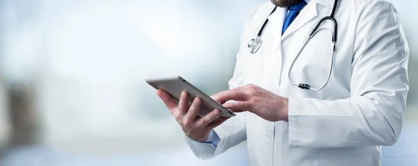 Dijital Tablet Yakından Görmek Tutan Doktor — Stok fotoğraf
