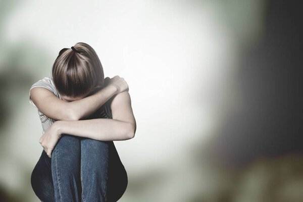 Молодая плачущая женщина на светлом фоне
 