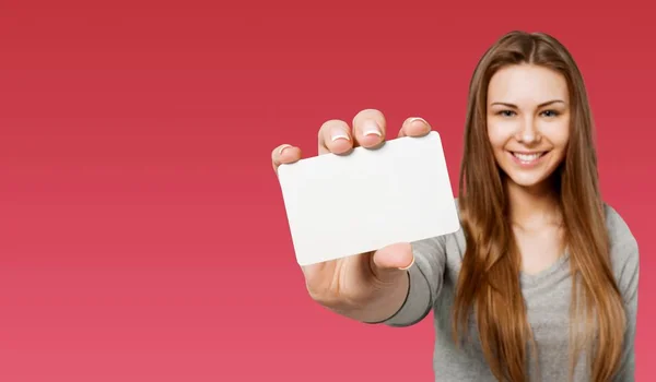 Feliz Joven Mujer Sosteniendo Blanco Tarjeta Visita — Foto de Stock