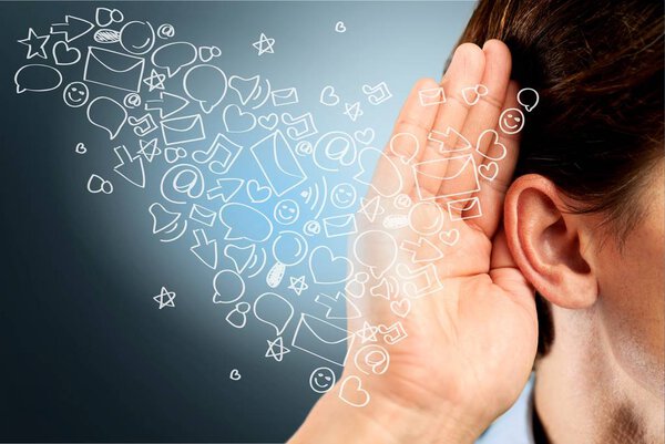 Бизнесмен держит руку у уха
 