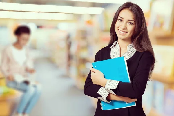 Bela Jovem Mulher Biblioteca Segurando Notebook — Fotografia de Stock