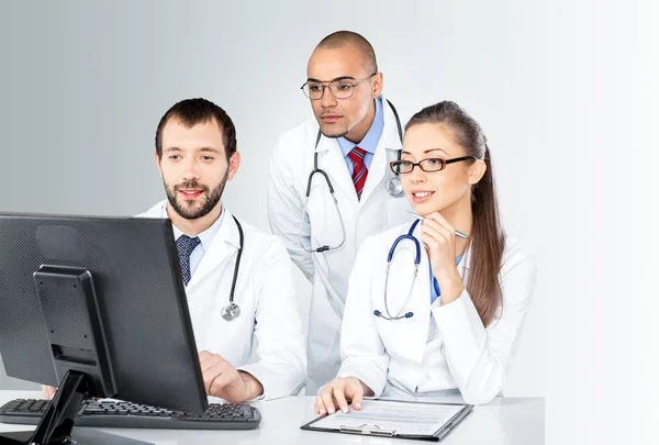Ärzteteam Spricht Krankenhaus Laptop Über Expertise — Stockfoto