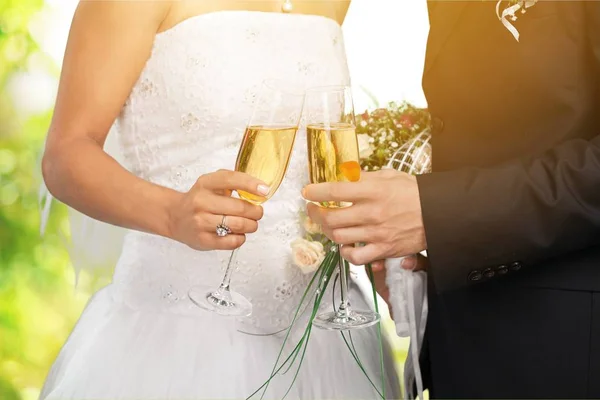 Hochzeitspaar mit Champagnergläsern — Stockfoto