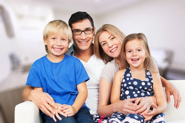 Jovem família em casa — Fotografia de Stock