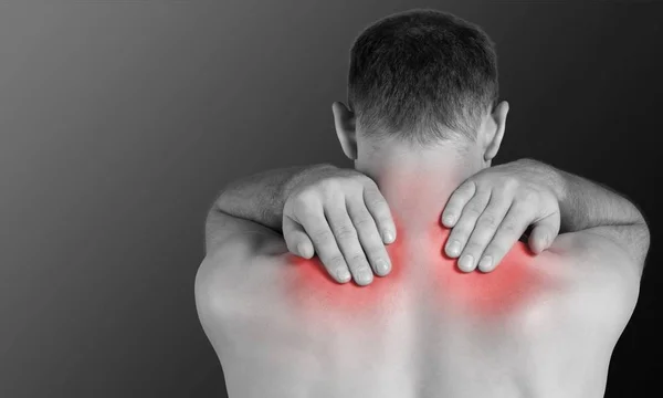 Hombre fuerte con dolor de cuello — Foto de Stock