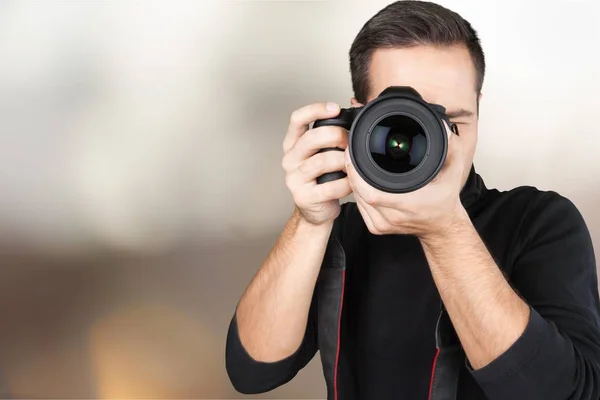 Fotógrafo Masculino Com Câmera Digital Profissional — Fotografia de Stock