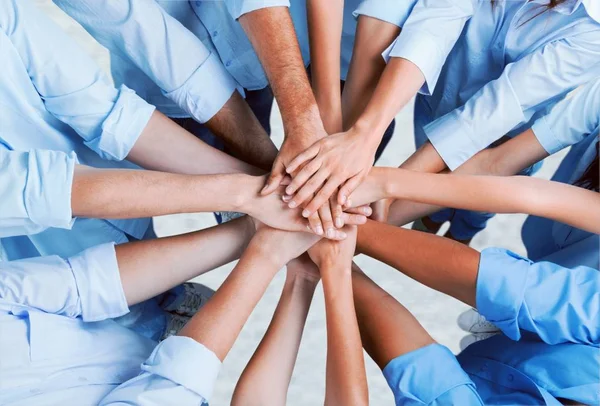 Ekip çalışması kavramı insanların ellerini koyarak en iyi görünümü kapatın 