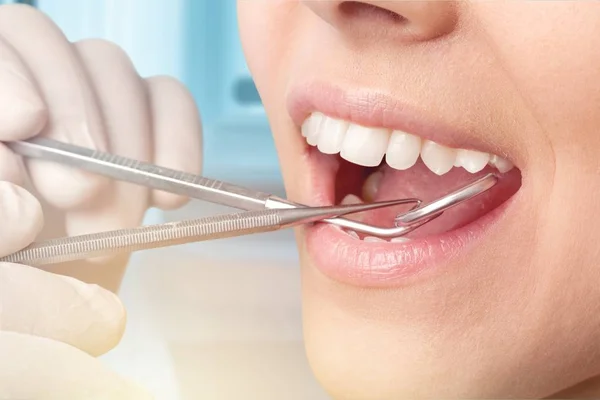 Mulher Visitando Dentista Médico Mostrando Dentes — Fotografia de Stock