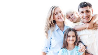 Genç aile evde kameraya gülümseyen