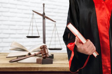 Adam arkadan kelepçeli