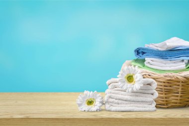 Kabarık havlu ve papatya çiçeği yığını