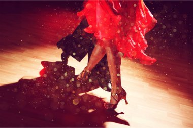 genç adam ve bir kadın Salsa dans