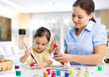 Anne ve kızı arka plan üzerinde çizim