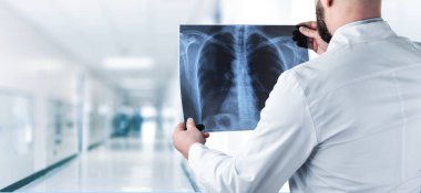 Doktor röntgende arka plan bulanık incelenmesi 