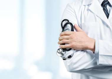 genç doktor stetoskop ile orta bölüm görünümü