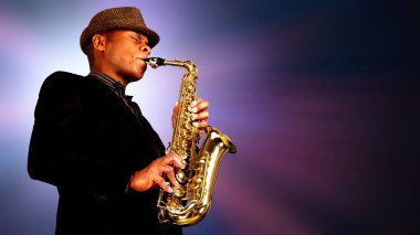 Saksafonla oynayan adam
