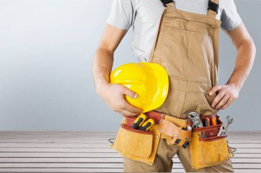 araçları ile üniformalı genç adam işçi