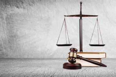 Adalet ölçekler, tokmak ve Kitaplar, hukuk ve adalet kavramı 