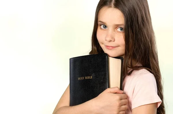 Menina segurando Bíblia — Fotografia de Stock