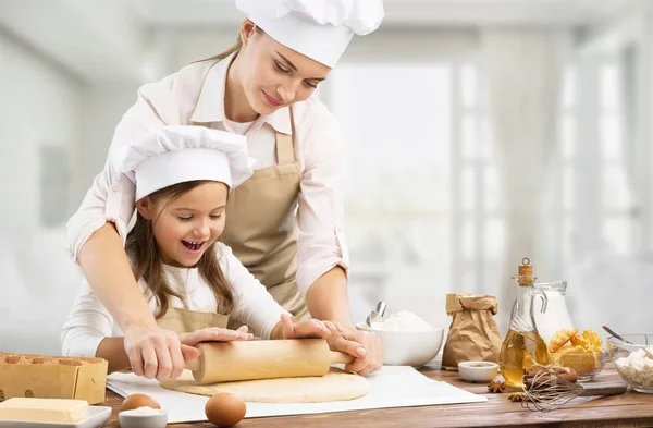 Ritratto Adorabile Bambina Sua Madre Che Cuociono Insieme — Foto Stock