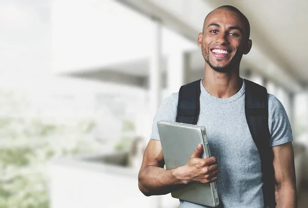 Щасливий Молодий Чоловік Тримає Ноутбук — стокове фото