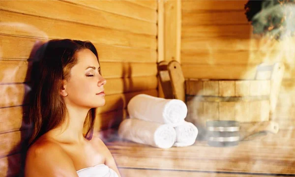 Jovem Bela Mulher Relaxada Sauna — Fotografia de Stock