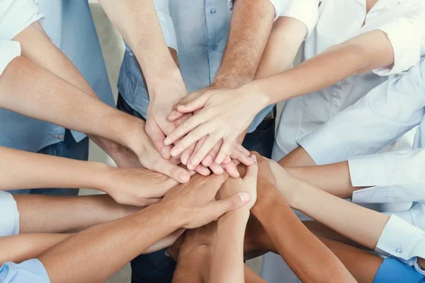 Nahaufnahme Von Oben Menschen Die Ihre Hände Zusammenlegen Teamwork Konzept — Stockfoto