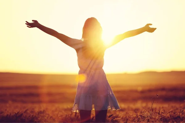 Mooie Gelukkige Vrouw Onder Zonsondergang Licht — Stockfoto