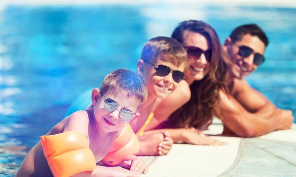 Famille heureuse jouant dans la piscine. — Photo