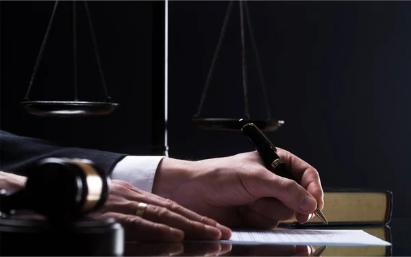 Lawyer Signing Document Courtroom — Stock Photo, Image