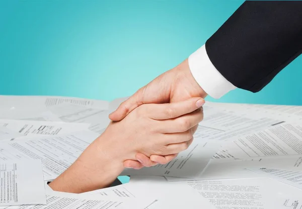 Üzleti Kézfogás Üzletemberek Háttérben Halmozott Papírok — Stock Fotó
