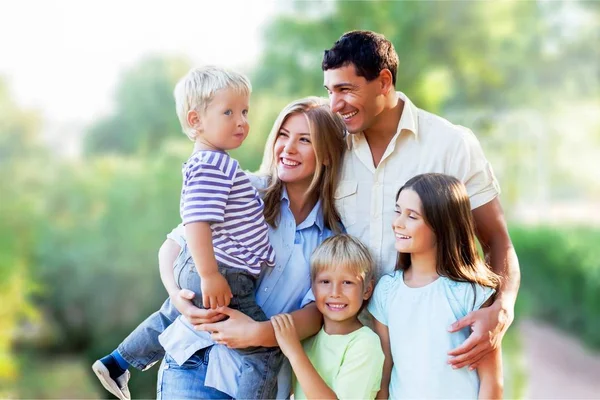 Belle Étreinte Familiale Dans Parc Plein Air — Photo