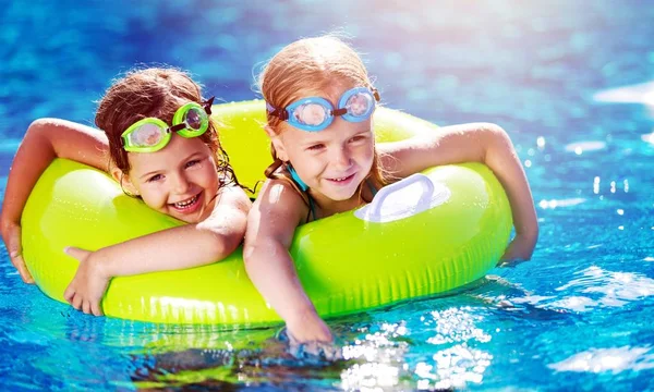 Chicas divirtiéndose en la piscina . — Foto de Stock