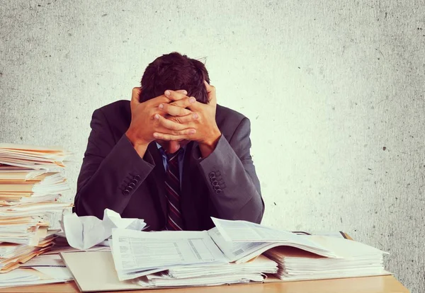 Müder Geschäftsmann Mit Aktenstapel Büro — Stockfoto