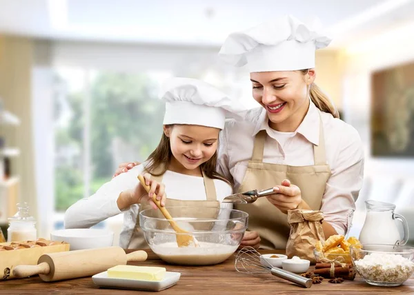 Portret Van Een Schattig Klein Meisje Haar Moeder Bakken Samen — Stockfoto