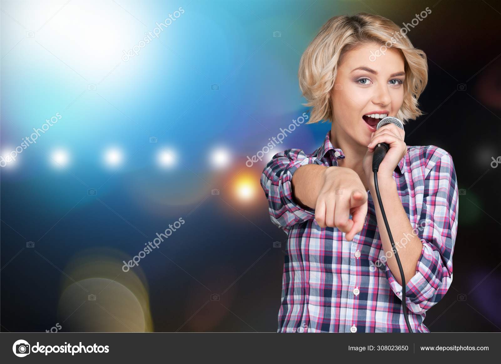 Молодая Женщина Поет Микрофон Стоковое Фото ©billiondigital 308023650