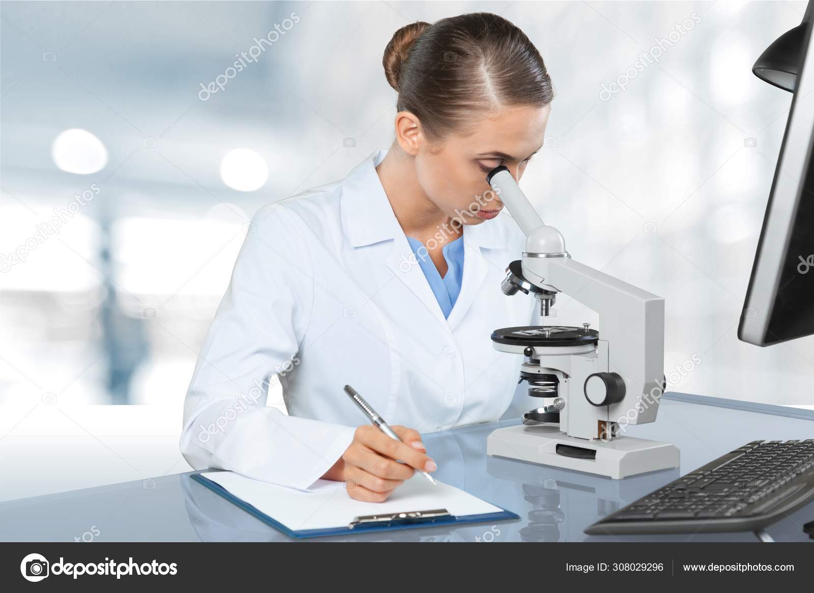 Scientifique Travaillant Au Microscope Image Libre De Droit Par Billiondigital C Scientifique Travaillant Au Microscope Image Libre De Droit Par Billiondigital C