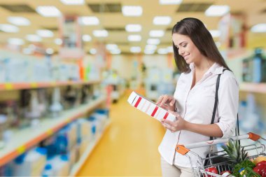 genç kadın alışveriş 