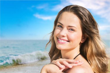 Kadın günbatımı ışığı altında