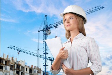 bir pano ile genç bir mühendisin portresi