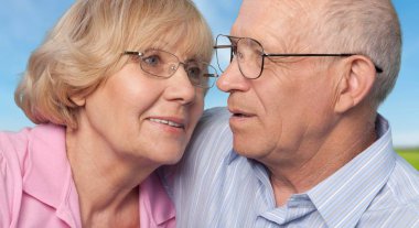 Arka planda mutlu yaşlı çift